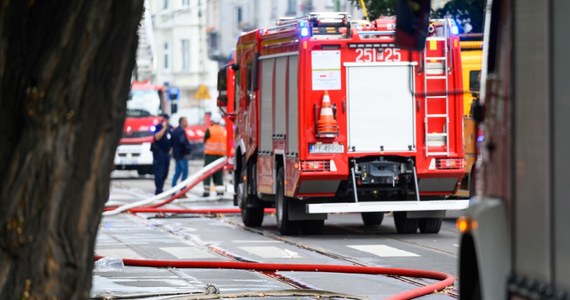 W niedzielę o godz. 18 we wszystkich jednostkach Państwowej Straży Pożarnej zawyją syreny w związku ze śmiercią dwóch strażaków, którzy zginęli podczas akcji ratowniczej w Poznaniu - powiedział rzecznik prasowy Komendanta Głównego PSP st. bryg. Karol Kierzkowski. W ten sposób strażacy złożą hołd kolegom.