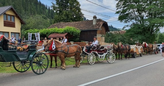 O krok od tragedii na Podhalu. W miejscowości Stare Bystre, podczas przejazdu bryczkami ze ślubu na wesele, koń kopnął 14-letniego chłopca. Dziecko zostało przetransportowane do szpitala śmigłowcem LPR.