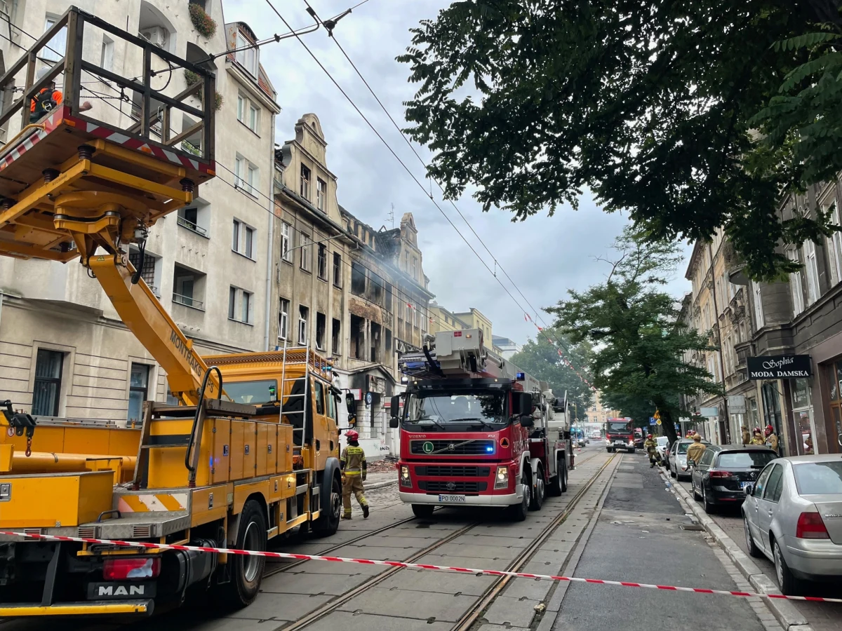 Poszukiwani od kilku godzin w Poznaniu dwaj strażacy nie żyją. Takie tragiczne informacje przekazał o godz. 11:50 na platformie X premier Donald Tusk. Strażacy weszli do kamienicy przy ul. Kraszewskiego, by gasić pożar. Wtedy doszło do eksplozji. Strażacy, którzy zginęli, to 34-latek z 12-letnim stażem oraz jego 33-letni kolega z 11-letnim stażem, który osierocił dwójkę dzieci.