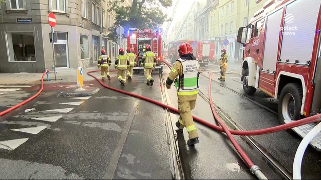 To była ekstremalnie trudna akcja gaśnicza. Zginęło dwóch strażaków, kilkunastu zostało rannych. W kamienicy w Poznaniu, która spłonęła w nocy, najprawdopodobniej doszło do dwóch wybuchów. Arnold Nadolczak.
