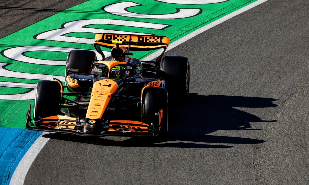 ​Brytyjczyk Lando Norris wygrał w Zandvoort wyścig Formuły 1 o Grand Prix Holandii, 15. rundę mistrzostw świata. Na drugiej pozycji uplasował się obrońca tytułu mistrza świata Holender Max Verstappen, a trzecie miejsce wywalczył Monakijczyk Charles Leclerc.