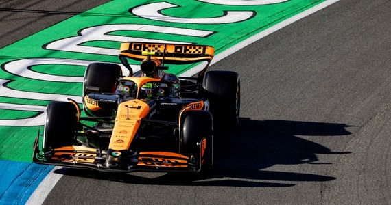 ​Brytyjczyk Lando Norris wygrał w Zandvoort wyścig Formuły 1 o Grand Prix Holandii, 15. rundę mistrzostw świata. Na drugiej pozycji uplasował się obrońca tytułu mistrza świata Holender Max Verstappen, a trzecie miejsce wywalczył Monakijczyk Charles Leclerc.