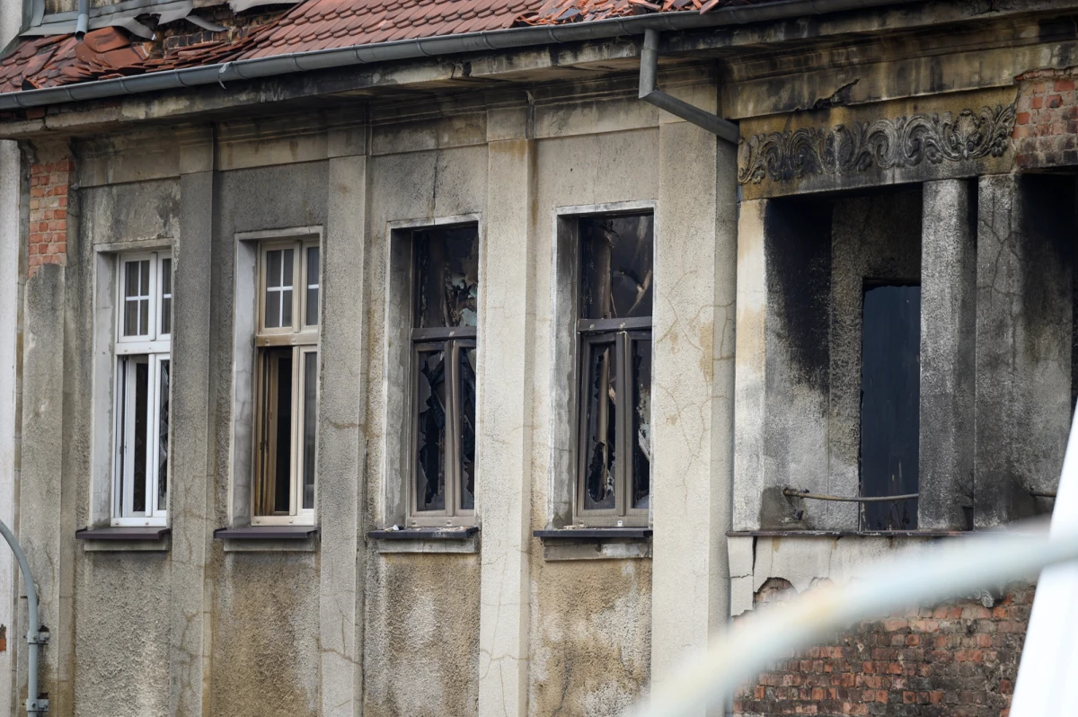 "Pożar rozprzestrzeniał się bardzo szybko. Byliśmy w szoku", "słyszałem dwa potężne uderzenia" - mówią mieszkańcy bloków przy ulicy Kraszewskiego w Poznaniu. Tam w nocy z soboty na niedzielę doszło do pożaru i eksplozji w kamienicy. Zginęli dwaj strażacy.