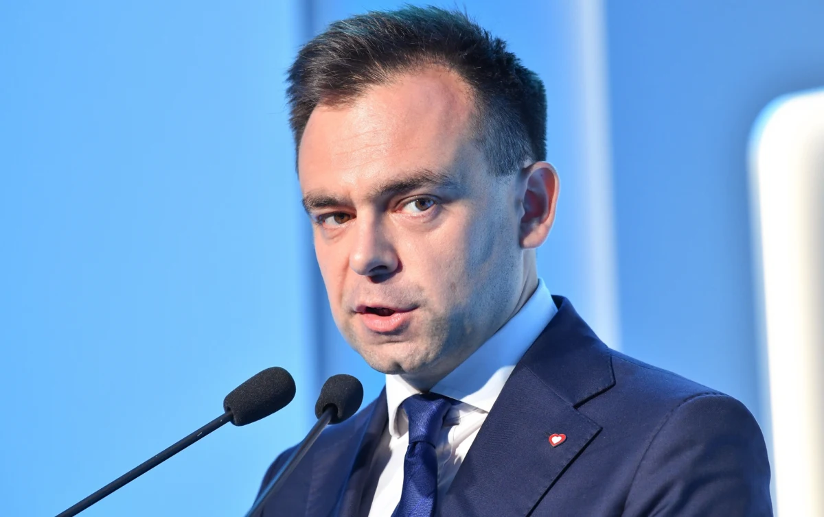 "W przyszłym roku przeznaczymy 4,6 mld zł na budowę elektrowni jądrowej" - poinformował  w niedzielę minister finansów Andrzej Domański. "Możemy zapewniać rozwiązania związane z odnawialnymi źródłami energii" - dodał podczas spotkania w Campusie Polska Przyszłości.