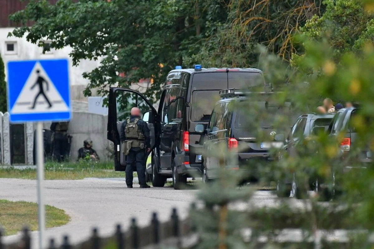 Jacek Z., 52-latek z warmińsko-mazurskiej gminy Rozogi, usłyszał w niedzielę dwa zarzuty, m.in. zabójstwa przy użyciu broni palnej. Ofiara to sąsiad podejrzanego z tej samej wsi. Prokuratura na razie nie informuje o motywach zbrodni.