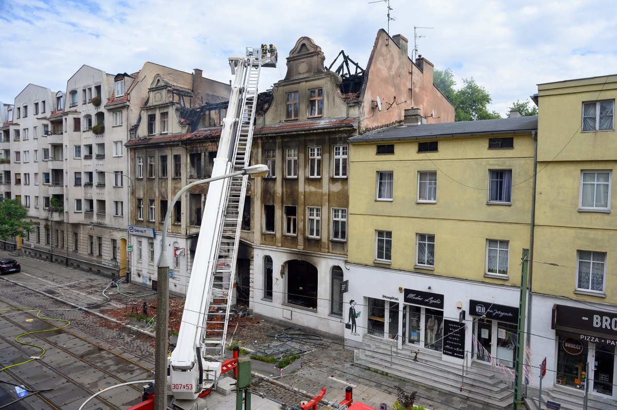 Kamienica w Poznaniu, w której miał miejsce pożar i wybuch, musi zostać rozebrana. To decyzja podjęta przez Powiatowego Inspektora Nadzoru Budowlanego po oględzinach budynku przy ul. Kraszewskiego - poinformował prezydent miasta Jacek Jaśkowiak. W związku ze zdarzeniem pomocą objętych zostało łącznie 120 osób.