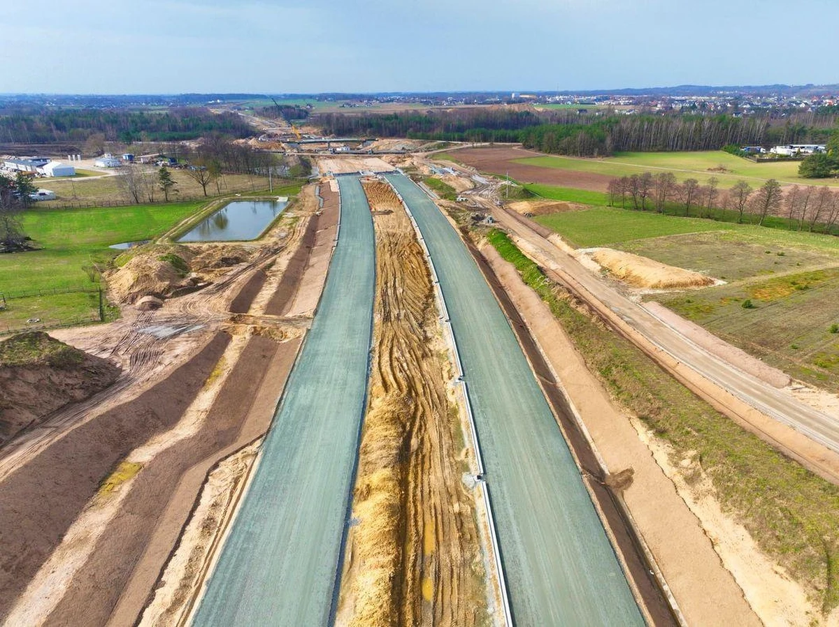 Od dziś do końca roku na drodze krajowej nr 20 w Glinczu w Pomorskiem będzie obowiązywał ruch wahadłowy. Zmiany w organizacji ruchu są spowodowane budową Obwodnicy Żukowa, która jest realizowana w ramach powstającej Obwodnicy Metropolii Trójmiejskiej.