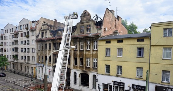 Dziś jest już zdecydowanie spokojniej, ale szkielet spalonej kamienicy przypomina o tragicznych wydarzeniach w Poznaniu. W nocy z soboty na niedzielę w kamienicy przy ulicy Kraszewskiego wybuchł pożar. Budynek został całkowicie zniszczony, także w wyniku silnej eksplozji, która wybiła szyby w witrynach pobliskich sklepów. W walce z ogniem zginęło dwóch strażaków, a kilku innych zostało rannych.