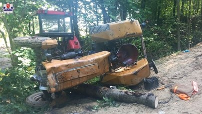 Ciągnik rolniczy w lesie przygniótł 59-latka. Mężczyzna zginął na miejscu