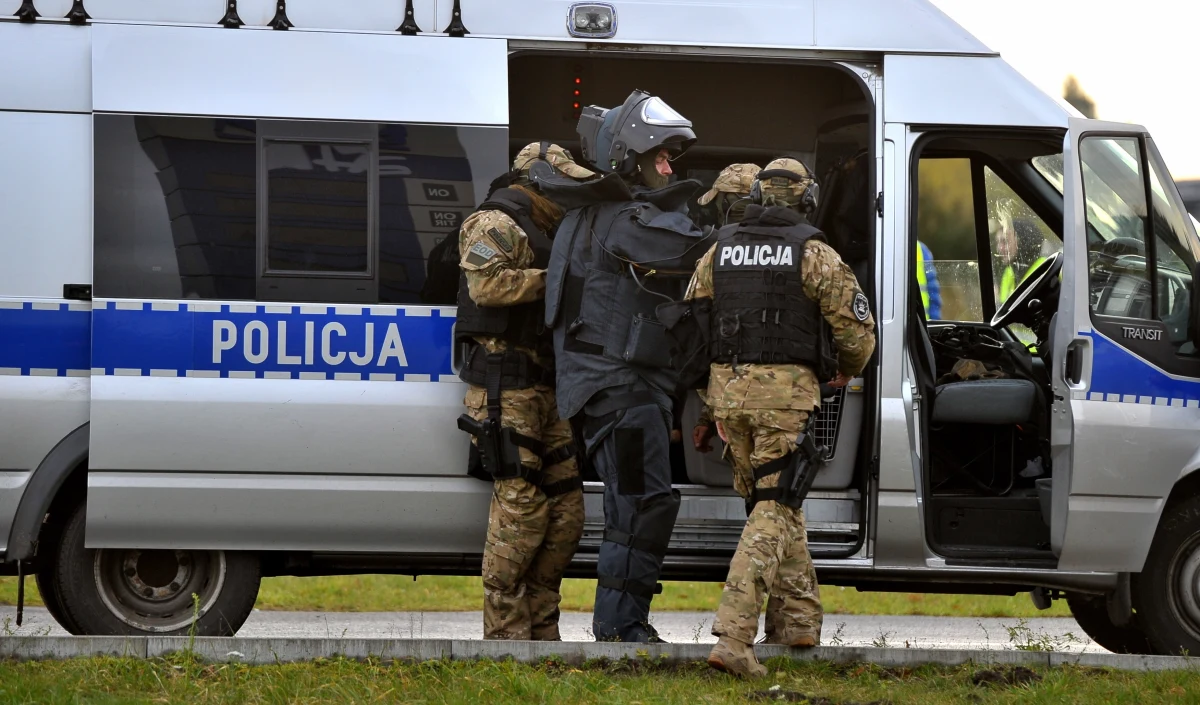 Policyjni kontrterroryści weszli siłowo do mieszkania w Sopocie i zatrzymali pijanego 53-latka. Mężczyzna jest podejrzewany o to, że przed jednym z lokali przeładował przedmiot przypominający karabin, wycelował w drugą osobę i groził jej śmiercią.