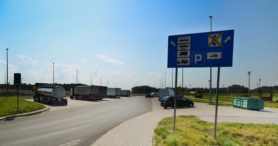 "Był roztrzęsiony i płakał" - tak sycowscy policjanci opisali 12-latka, który został znaleziony na parkingu przy drodze ekspresowej numer 8 na Dolnym Śląsku. Chłopiec nie mówił w języku polskim. Okazało się, że to obywatel Niemiec, który podczas postoju wysiadł z auta, którym podróżował ze swoją rodziną i na chwilę się oddalił. Gdy wrócił, pojazdu już nie było. 