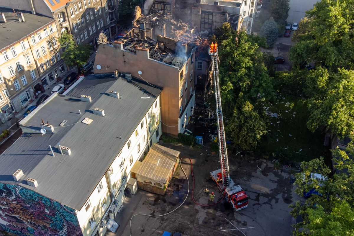 Prokuratura wszczęła śledztwo ws. pożaru budynku kamienicy na poznańskich Jeżycach - poinformował prok. Łukasz Wawrzyniak, rzecznik prasowy Prokuratury Okręgowej w Poznaniu. W wyniku pożaru zginęło dwóch strażaków. Poszkodowanych zostało 14 osób, w tym 11 strażaków. Sześciu z nich pozostaje w szpitalach. 