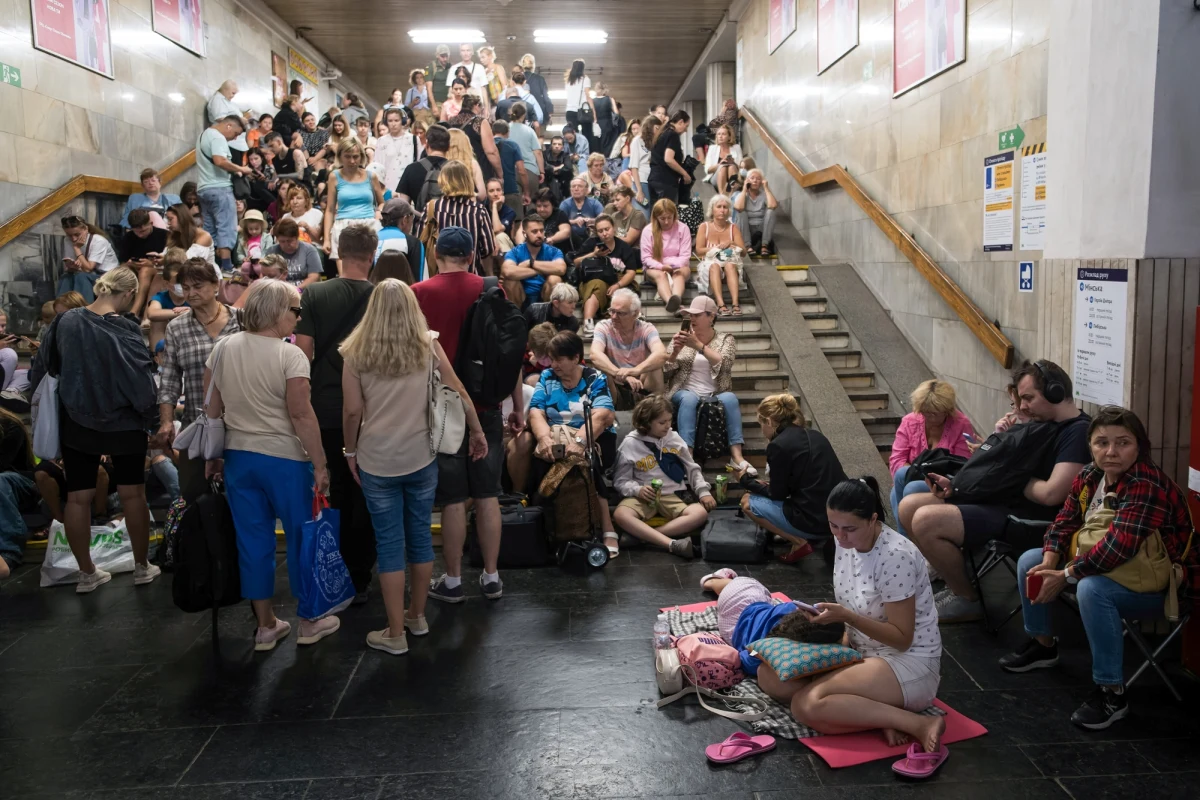 Rosyjskie wojsko przeprowadziło o poranku zmasowany atak na Ukrainę. Rosjanie używali lotnictwa dalekiego zasięgu oraz dronów. Zginęły co najmniej cztery osoby. Ukraiński prezydent Wołodymyr Zełenski oświadczył, że Rosja zaatakowała Ukrainę ponad setką rakiet i blisko setką dronów. 