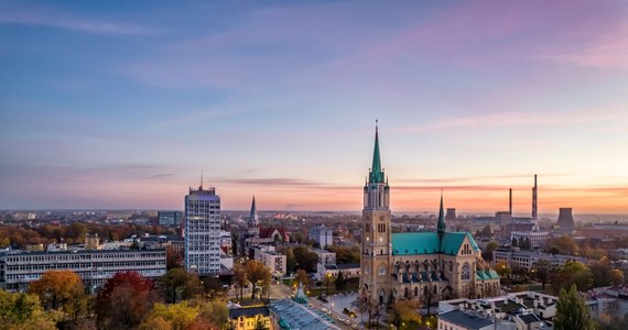 Wymienią nawierzchnię na ulicach: Aleksandrowskiej, Piłsudskiego i Rokicińskiej w Łodzi. W tym tygodniu rozpoczną się prace na trzech ważnych ulicach w mieście. Na czas remontu nie zostaną wyłączone z ruchu. Prace będą prowadzone w czasie, gdy ulicami będą jeździły samochody, a to oznacza, że należy spodziewać się utrudnień.