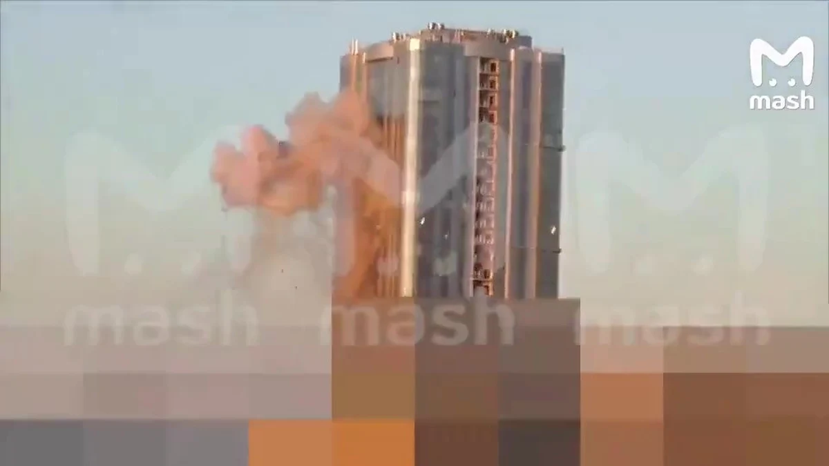 Ukraińskie drony zaatakowały w poniedziałek rano szereg rosyjskich obwodów. Siły Kijowa za cel obrały sobie przede wszystkim dwa miasta w obwodzie saratowskim - Saratów i Engels. Jeden z bezzałogowców uderzył w najwyższy budynek w Saratowie, 38-piętrowy kompleks mieszkalny Volga Sky.