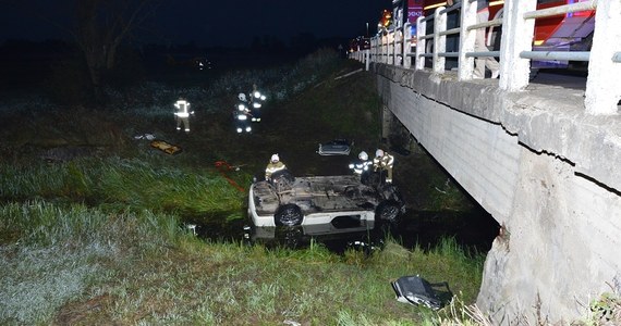 20-latek kierując chryslerem w miejscowości Szóstka w Lubelskiem uderzył w barierkę ochronną mostu na kanale Wieprz-Krzna. Auto dachowało, a potem wpadło do wody. Wydostanie mężczyzny z wnętrza samochodu było bardzo trudne. Straż musiała użyć specjalistycznego sprzętu. W poniedziałek policja poinformowała, że na szczęście nie doznał poważnych obrażeń.