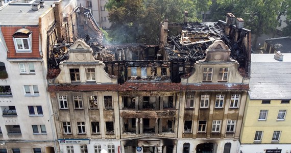 Prawdopodobnie nie uda się dziś przeprowadzić oględzin pogorzeliska przy ul. Kraszewskiego na poznańskich Jeżycach. Taką informację przekazał na konferencji zastępca komendanta wielkopolskich strażaków. W eksplozji podczas akcji gaśniczej z soboty na niedzielę zginęło dwóch strażaków, a 14 osób zostało rannych. 