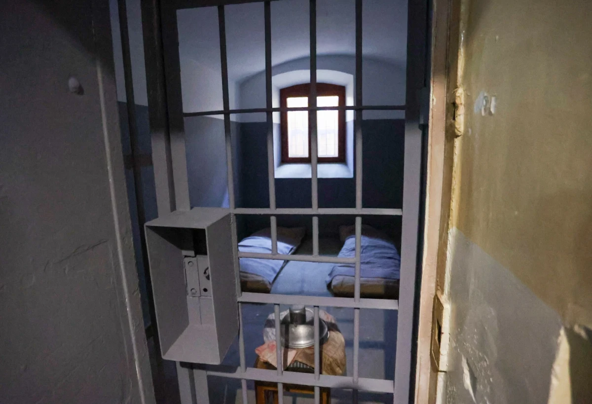 Do 30 lat więzienia grozi 16-latkowi, który w październiku ubiegłego roku połamał swojej ofierze niemal wszystkie kości twarzoczaszki, wybił zęby i trwale uszkodził oko.  "Prokuratura Okręgowa w Suwałkach w Podlaskiem skierowała do Sądu Okręgowego w Suwałkach akt oskarżenia przeciwko 16-latkowi podejrzanemu o usiłowanie zabójstwa" - poinformowano w poniedziałek. 