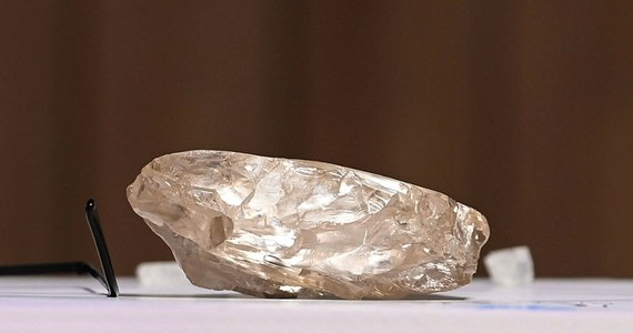 Ogromny diament, ważący blisko 2500 karatów, który wydobyto niedawno w Botswanie będzie prawdopodobnie szlifowany w Belgii. To informacje ze Światowego Centrum Diamentów w Antwerpii.