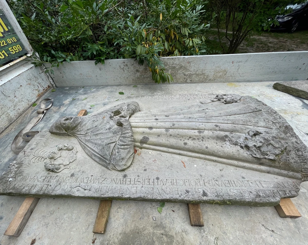 Specjaliści z KWP w Szczecinie odzyskali renesansową płytę nagrobną z końca XVI w. skradzioną w 1999 r. z kościoła w Gębicach w woj. lubuskim – poinformowała policja. Wartość znaleziska szacowana jest na kilkadziesiąt tysięcy euro.