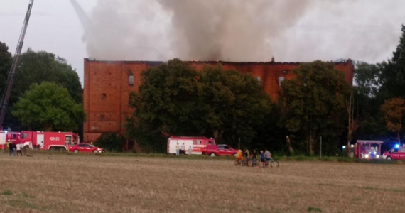 Spłonął stary, nieużytkowany młyn w Płutowie w gminie Kijewo Szlacheckie (woj. kujawsko-pomorskie). "Ogień nie rozprzestrzenił się na przyległy budynek mieszkalny" - poinformował oficer prasowy Komendy Powiatowej PSP w Chełmnie kpt. Kasper Korczak. Informację o tym zdarzeniu otrzymaliśmy na Gorącą Linię RMF FM. 