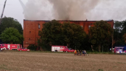 Kłęby dymu widoczne z daleka. Stary młyn w płomieniach