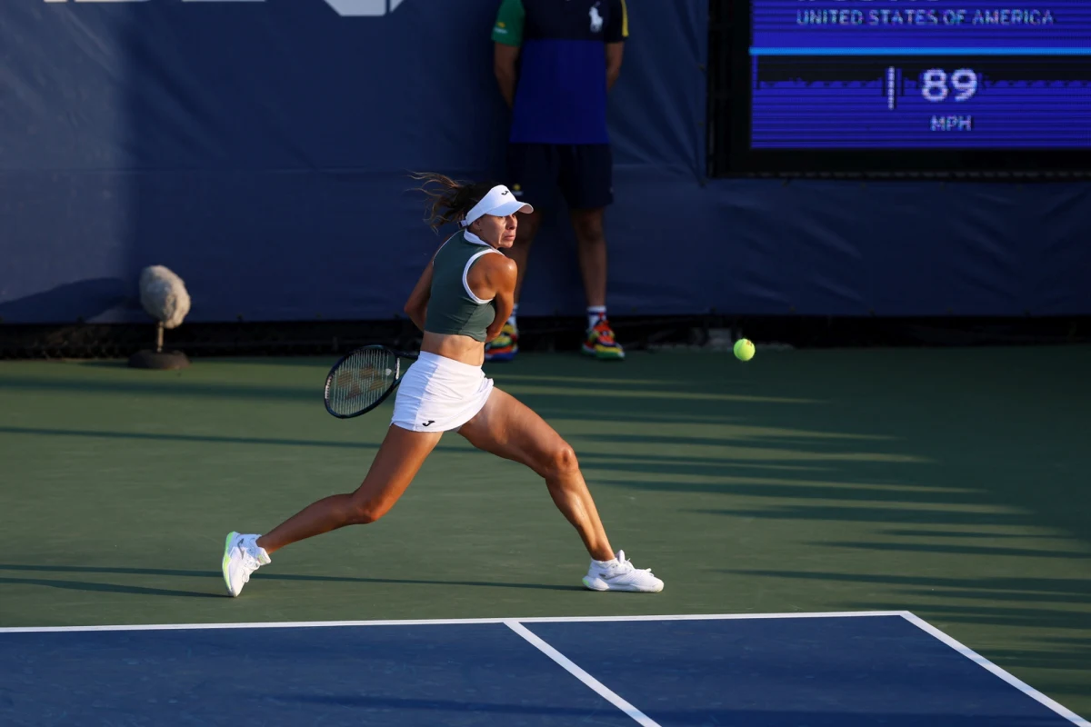 Magda Linette odpadła w pierwszej rundzie wielkoszlemowego turnieju US Open w Nowym Jorku. Polska tenisistka przegrała z 16-letnią Amerykanką Ivą Jovic 4:6, 3:6. Spotkanie trwało godzinę i 28 minut.