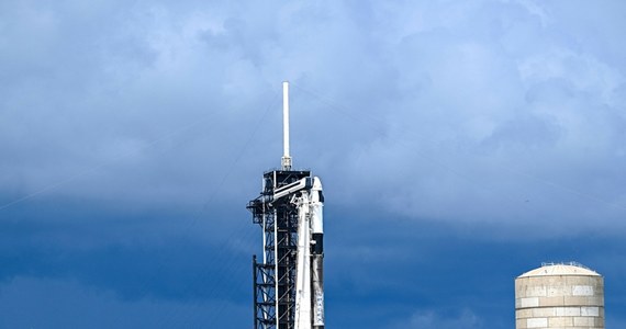 Start czteroosobowej misji Polaris Dawn firmy SpaceX został opóźniony o co najmniej dobę. Powodem jest wycieku helu w sprzęcie naziemnym w Centrum Kosmicznym im. Johna F. Kennedy'ego w amerykańskim stanie Floryda - poinformowała firma na kilka godzin przed planowanym startem kapsuły Crew Dragon. Obecnie start zaplanowany jest na środowy poranek.