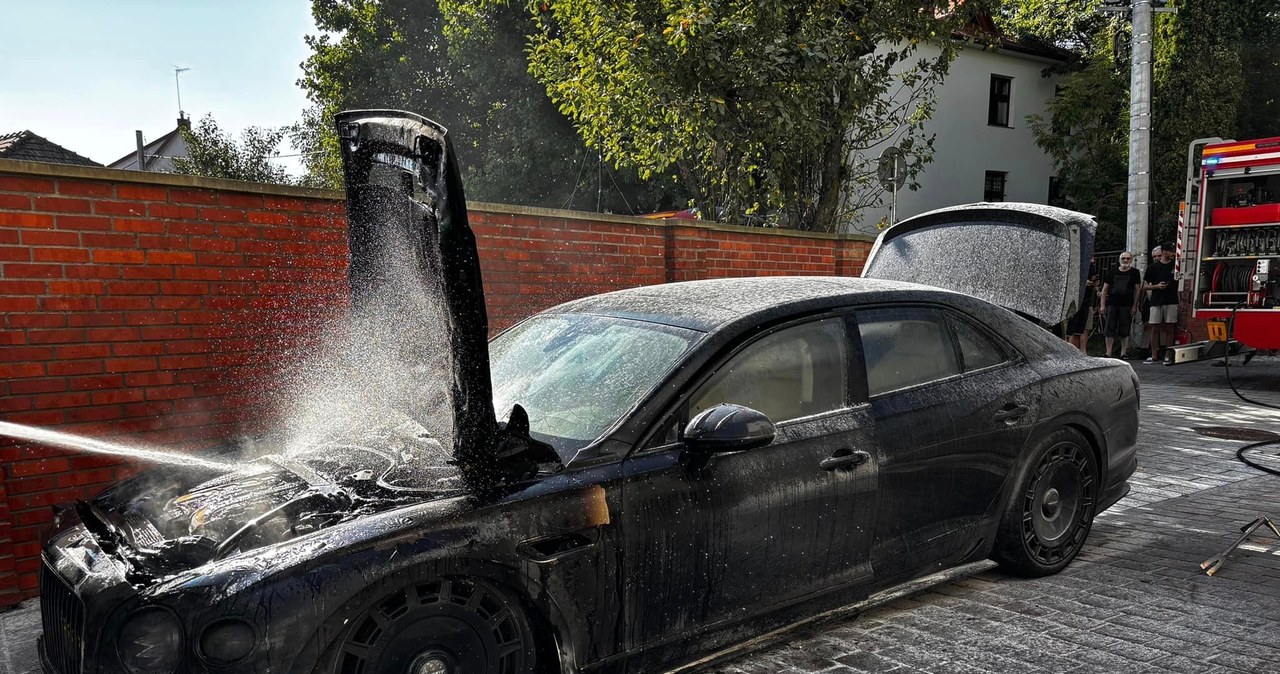 Strażacy, Myślenic, otrzymali, wezwanie, pożaru, samochodu, zaparkowanego, terenie, Sanktuarium, Matki, Bożej, Pani, Myślenickie Bentley za 2 mln zł spłonął pod kościołem. 2 niedziele i nowy wjedzie