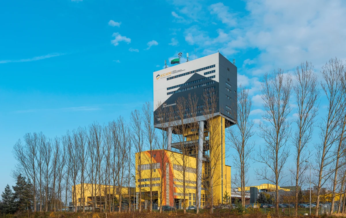 Tragedia w Zakładach Górniczych Polkowice-Sieroszowice w Dolnośląskiem. W poniedziałek przed godz. 23 wypadkowi uległ 48-letni operator kotwiarki. "Wezwany na miejsce lekarz Górniczego Pogotowia Ratunkowego stwierdził zgon mężczyzny" - poinformowała spółka KGHM we wtorek rano.