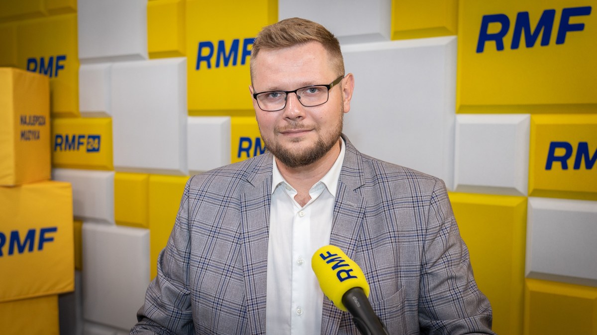 "W końcu gumisie z prokuratury - tak ich nazywam - doczytali kodeks postępowania karnego i wiedzą, jak prawidłowo wyznaczać terminy" - tak w Porannej rozmowie w RMF FM były wiceminister sprawiedliwości Michał Woś mówił o swoim dzisiejszym wezwaniu do Prokuratury Krajowej na godz. 11. Polityk Suwerennej Polski odnosił się też do ewentualnego przyłączenia SP do PiS-u. Według niego na razie w tej sprawie zostały wysłane sygnały, żadnych dat nie ma. Zachwalał również Patryka Jakiego jako ewentualnego kandydata Zjednoczonej Prawicy na prezydenta. 