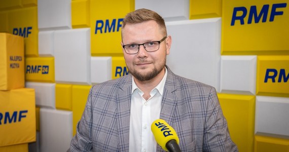 "W końcu gumisie z prokuratury - tak ich nazywam - doczytali kodeks postępowania karnego i wiedzą, jak prawidłowo wyznaczać terminy" - tak w Porannej rozmowie w RMF FM były wiceminister sprawiedliwości Michał Woś mówił o swoim dzisiejszym wezwaniu do Prokuratury Krajowej na godz. 11. Polityk Suwerennej Polski odnosił się też do ewentualnego przyłączenia SP do PiS-u. Według niego na razie w tej sprawie zostały wysłane sygnały, żadnych dat nie ma. Zachwalał również Patryka Jakiego jako ewentualnego kandydata Zjednoczonej Prawicy na prezydenta. 