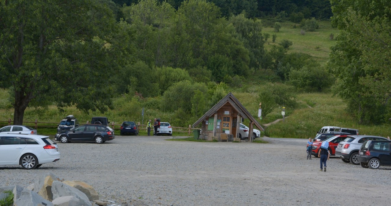 Jedna, budka, jeden, sprzedawca, dwie, formy, płatności, Bieszczadach, transakcje, bezgotówkowe, nadal, oczywistością, zdarzają, Za parking kartą, za kijki i czapkę gotówką. Na szlak w Bieszczadach lepiej weź papierowe pieniądze