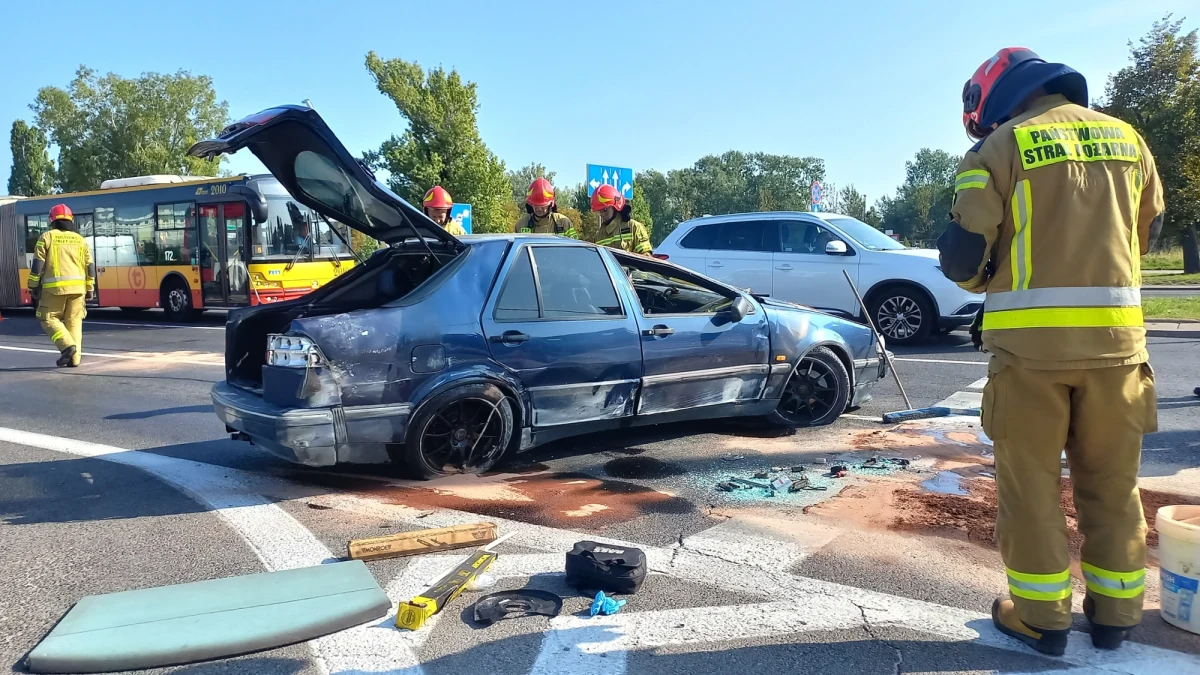 Na skrzyżowaniu ul. Czerniakowskiej i Łazienkowskiej w Warszawie we wtorek o poranku dachował samochód. Kierowca trafił do szpitala. Badanie wykazało, że był pijany. 