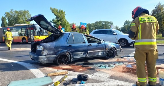 Na skrzyżowaniu ul. Czerniakowskiej i Łazienkowskiej w Warszawie we wtorek o poranku dachował samochód. Kierowca trafił do szpitala. Badanie wykazało, że był pijany. 