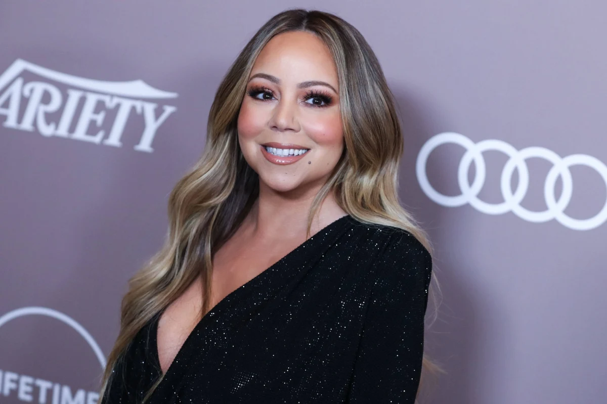 Słynna amerykańska piosenkarka Mariah Carey ujawniła, że jej matka Patricia i starsza siostra Alison zmarły tego samego dnia w miniony weekend. „Czuję się błogosławiona, że mogłam spędzić ostatni tydzień z moją mamą, zanim odeszła” - wyznała gwiazda w oświadczeniu. 