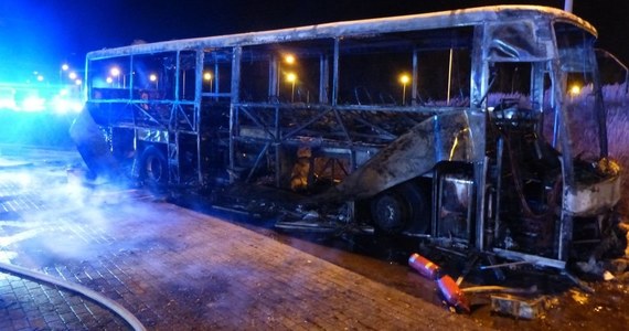 Doszczętnie spłonął autokar, który dziś w nocy zapalił się na autostradzie A4 w okolicach Miejsca Obsługi Podróżnych Chechło. Pojazdem podróżowały dzieci i młodzież - grupa wracała z wakacji na Pomorzu. Nikt nie został poszkodowany. 