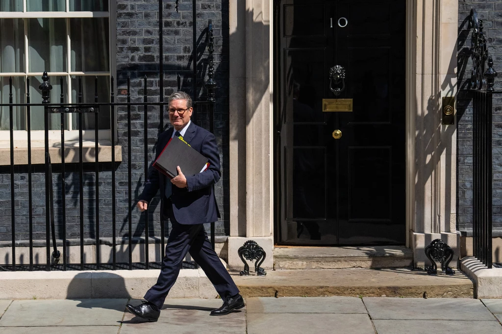 Brytyjski premier Keir Starmer wychodzi ze swojej oficjalnej rezydencji na Downing Street 10 w Londynie