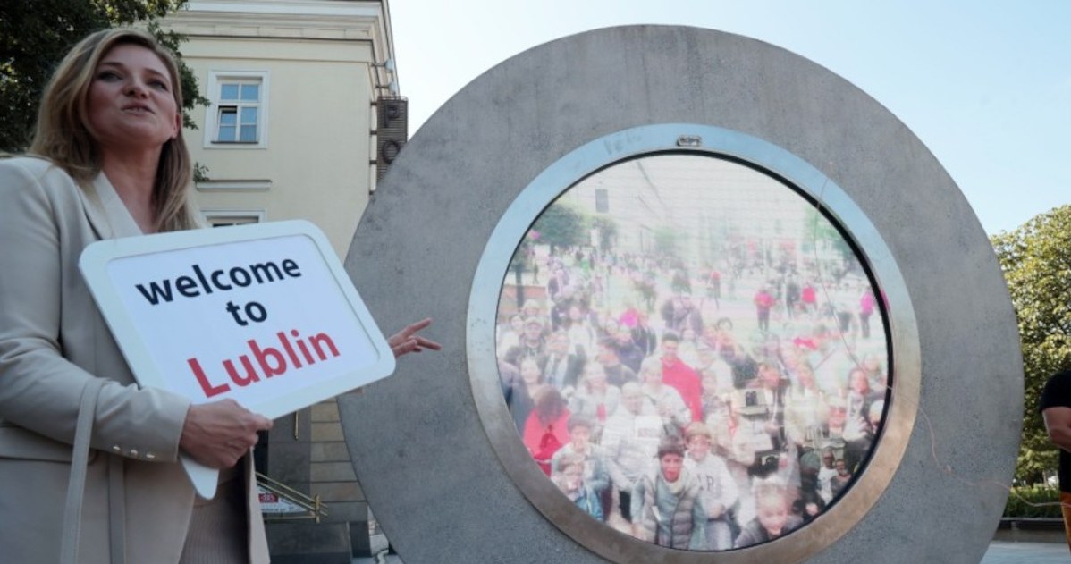 Portal w polskim mieście. Można podejrzeć Nowy Jork i Dublin