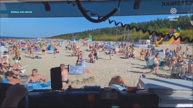 Pożar lasu dla nadmorskich strażaków często oznacza przejazd przez plażę, która w sezonie jest pełna turystów. Plażowicze są zobowiązani do ułatwienia przejazdu strażakom czy innym służbom, ale w urlopowej, upalnej atmosferze często nie wiedzą jak się zachować. Dowodzi tego film nagrany przez strażaków w Jantarze. Materiał dla "Wydarzeń" przygotował Robin Jesse.