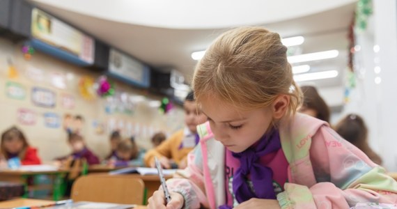 I Prezes Sądu Najwyższego skierowała do Trybunału Konstytucyjnego wniosek o stwierdzenie niezgodności z konstytucją rozporządzenia ws. organizacji lekcji religii w szkołach. Zgodnie z nowymi przepisami, które wejdą w życie 1 września 2024 r., dyrektor szkoły będzie mógł połączyć w grupę dzieci z oddziałów lub klas, w których na naukę religii zgłosiło się siedmioro lub więcej uczniów z osobami z oddziałów lub klas, w których na naukę religii zgłosiło się mniej niż siedmioro dzieci.