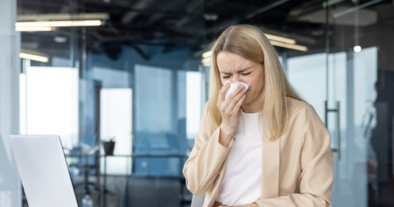 Rośnie liczba zakażeń koronawirusem w Polsce. Ostatniej doby zarejestrowano prawie dwa tysiące nowych przypadków, czyli najwięcej od zimy. Zmarły też cztery osoby chorujące na Covid-19.