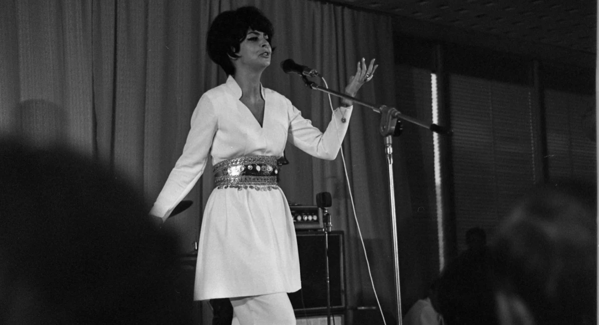 Rena Rolska, piosenkarka i aktorka estradowa, znana z takich przebojów jak "Złoty pierścionek" i "Nie oczekuję dziś nikogo" zmarła w wieku 92 lata. Żegna ją dziś świat polskiej piosenki. 