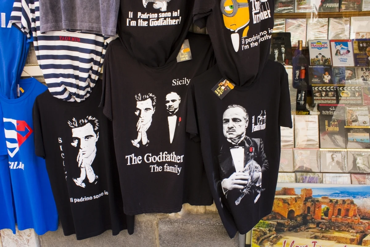 Chociaż Sycylia od dawna kojarzona jest z mafią, z tym stereotypem chce walczyć burmistrz Agrigento. Polityk zakazał sprzedaży pamiątek nawiązujących do mafii. Lokalnym sklepikarzom grożą za prowadzenie takiej działalności wysokie mandaty.  