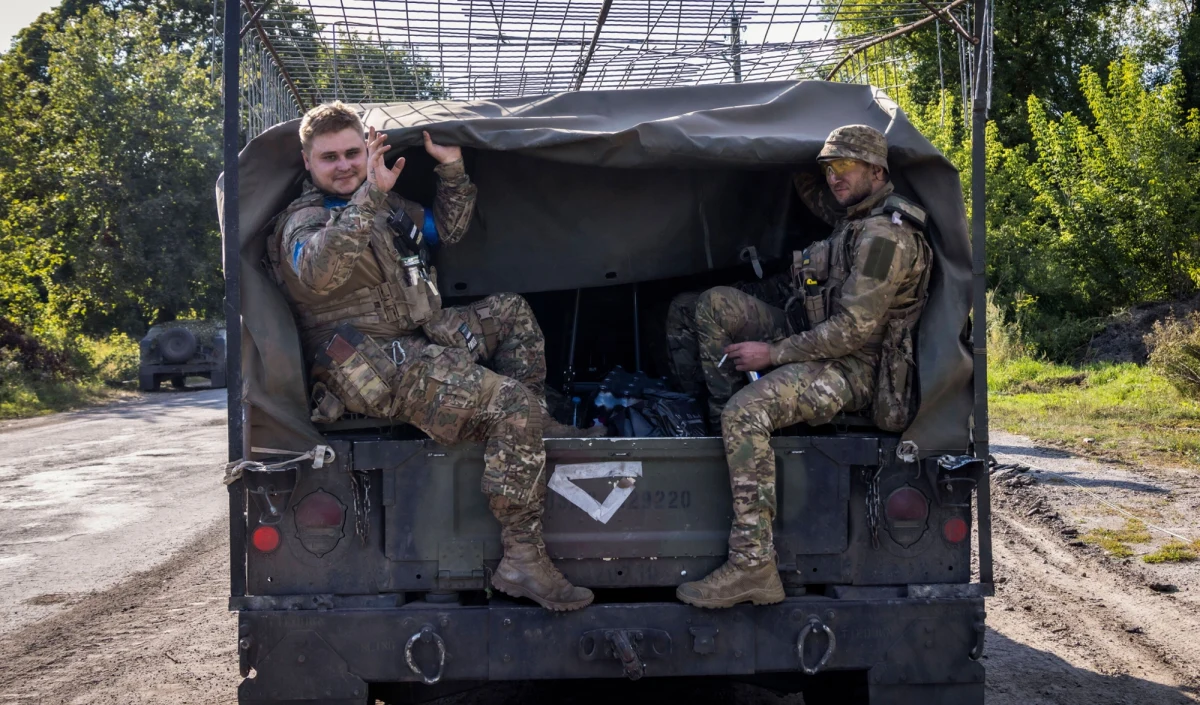 Ukraińska ofensywa w obwodzie kurskim trwa już trzy tygodnie. W tym czasie Ukraińcy zajęli prawie 1300 kilometrów kwadratowych rosyjskiego terytorium, na którym znajduje się 100 mniejszych lub większych miejscowości. To z perspektywy Kijowa ważne, ale nie najważniejsze. Jednym z nadrzędnych celów operacji jest odciągnięcie sił rosyjskich z innych odcinków frontu, co zdaniem gen. Ołeksandra Syrskiego, szefa ukraińskiej armii, właśnie się dzieje.