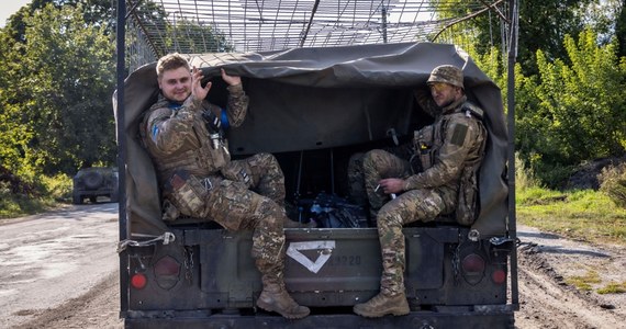 Ukraińska ofensywa w obwodzie kurskim trwa już trzy tygodnie. W tym czasie Ukraińcy zajęli prawie 1300 kilometrów kwadratowych rosyjskiego terytorium, na którym znajduje się 100 mniejszych lub większych miejscowości. To z perspektywy Kijowa ważne, ale nie najważniejsze. Jednym z nadrzędnych celów operacji jest odciągnięcie sił rosyjskich z innych odcinków frontu, co zdaniem gen. Ołeksandra Syrskiego, szefa ukraińskiej armii, właśnie się dzieje.