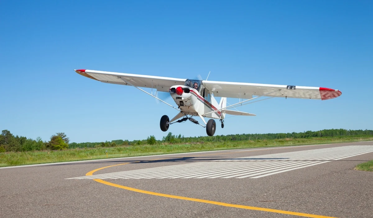 Awionetka spadła na pole w Żernikach pod Poznaniem. Leciała nią jedna osoba, która wyszła z maszyny o własnych siłach. Informację dostaliśmy na Gorącą Linię RMF FM.
