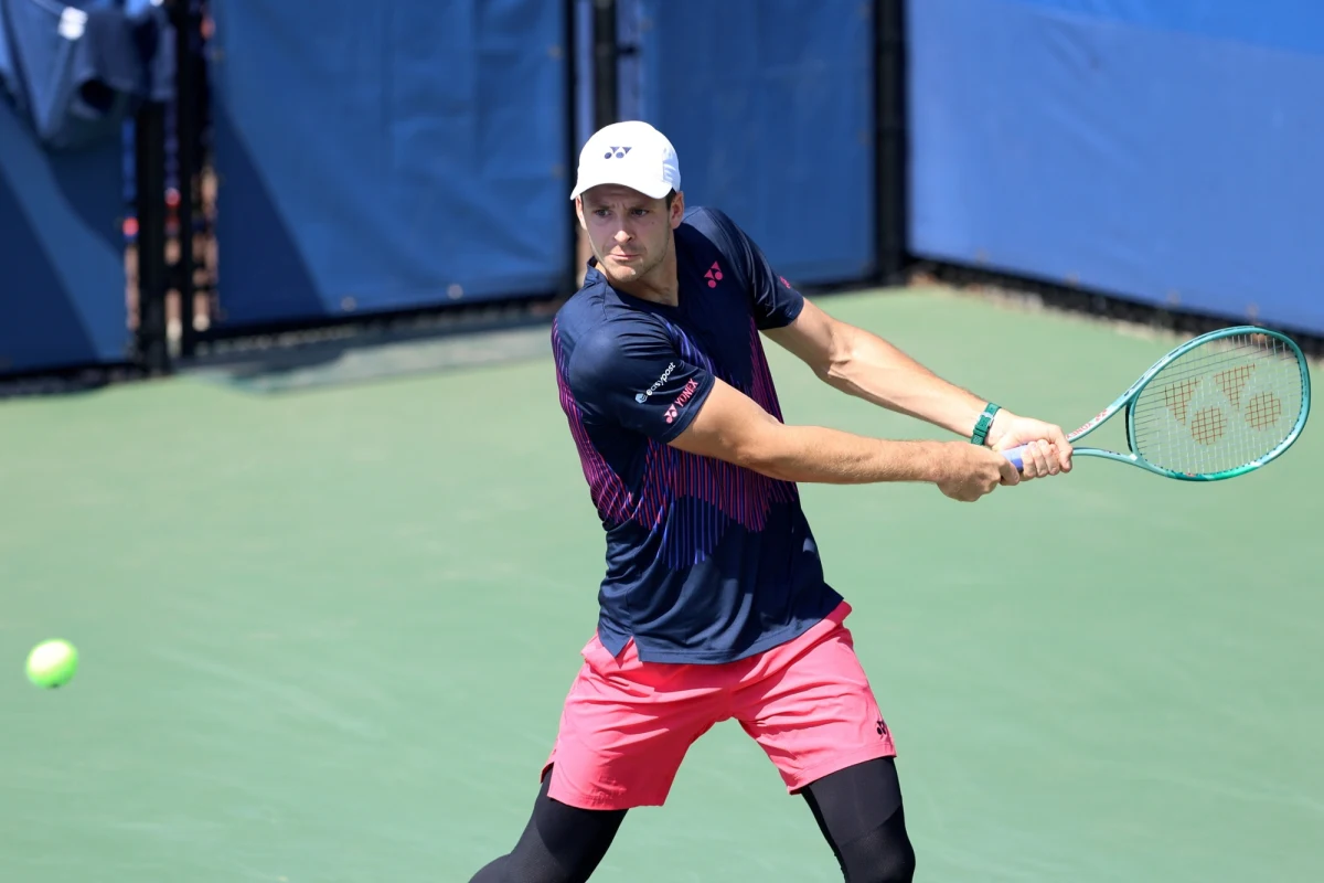 Hubert Hurkacz awansował do drugiej rundy wielkoszlemowego turnieju US Open w Nowym Jorku. Rozstawiony z numerem siódmym polski tenisista wygrał z Kazachem Timofiejem Skatowem 6:3, 7:6 (7-4), 7:6 (7-3). Spotkanie trwało dwie godziny i 55 minut.
