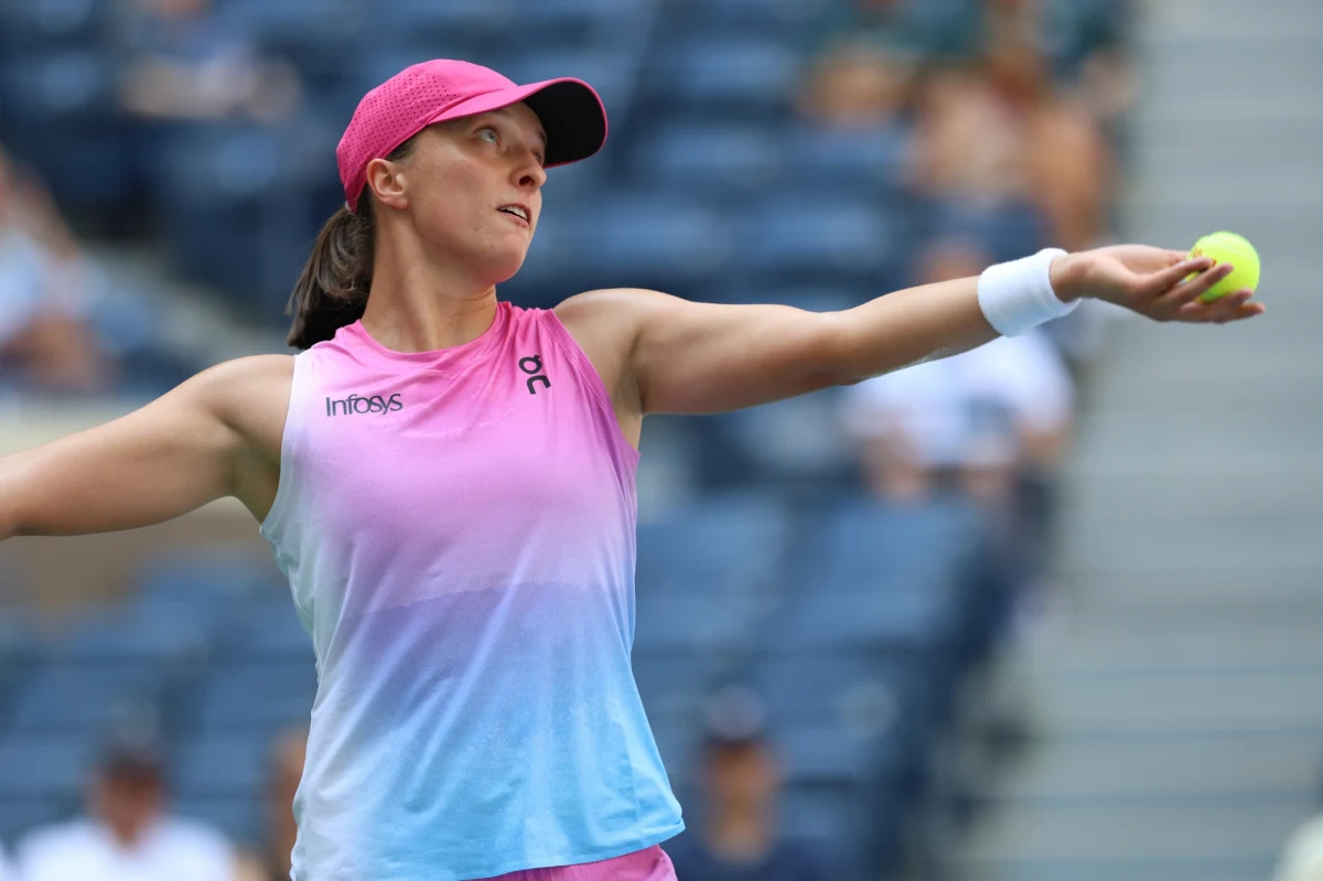 Iga Świątek awansowała do drugiej rundy wielkoszlemowego US Open. To w zasadzie jedyna dobra wiadomość, bo Polka w swoim pierwszym meczu na amerykańskich kortach twardych okropnie męczyła się z Rosjanką Kamillą Rachimową. Liderka światowego rankingu pokonała rywalkę 6:4, 7:6 (8-6).