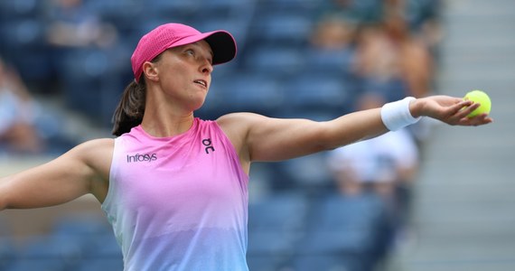 Iga Świątek awansowała do drugiej rundy wielkoszlemowego US Open. To w zasadzie jedyna dobra wiadomość, bo Polka w swoim pierwszym meczu na amerykańskich kortach twardych okropnie męczyła się z Rosjanką Kamillą Rachimową. Liderka światowego rankingu pokonała rywalkę 6:4, 7:6 (8-6).